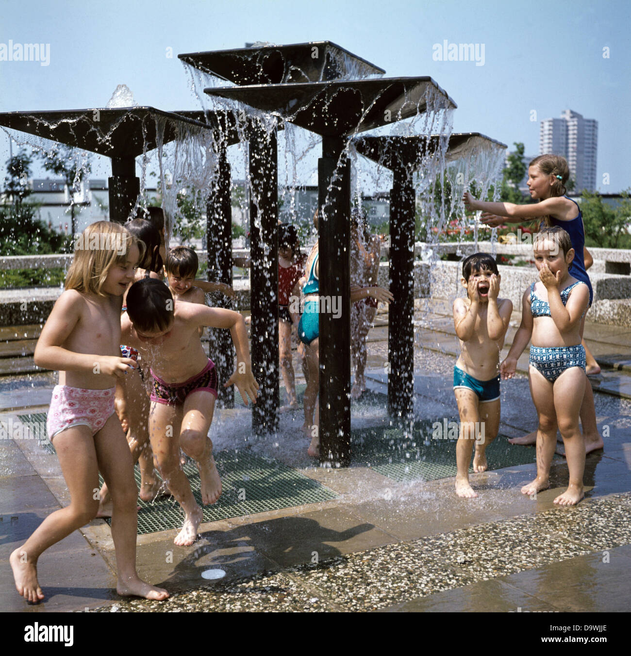 Bambini raffreddare a una fontana in Wolfsburg in estate 1976. Foto Stock