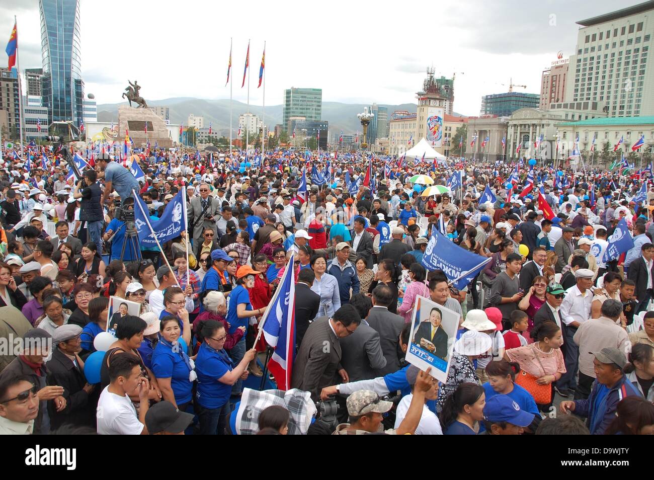 Migliaia di persone circondano la Mongolia il presidente Elbegdorj Tsakhiagiin durante un evento elettorale a Ulan Bator, Mongolia, 23 giugno 2013. Conteggi di recente hanno suggerito che Elbegdorj sarà presidente per altri quattro anni. Foto: Stefan Scheuer Foto Stock