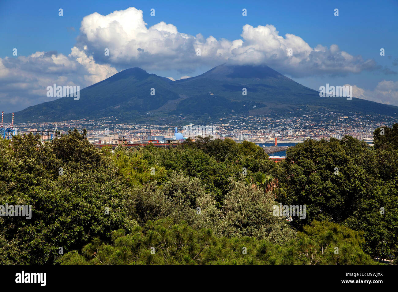 Vista sulla città di Napoli con il Vesuvio in Italia. Vesuvio A Napoli, Campania, Italia Foto Stock