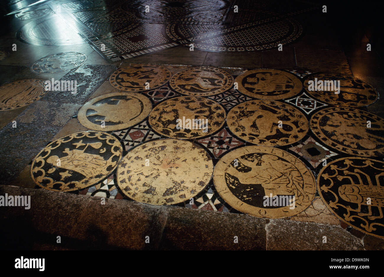 Sito di San Tommaso Becket il santuario, la Cattedrale di Canterbury. Dodici C13th roundels mostrano segni dello zodiaco, mesi/attività dell'anno, le virtù e i vizi. Foto Stock