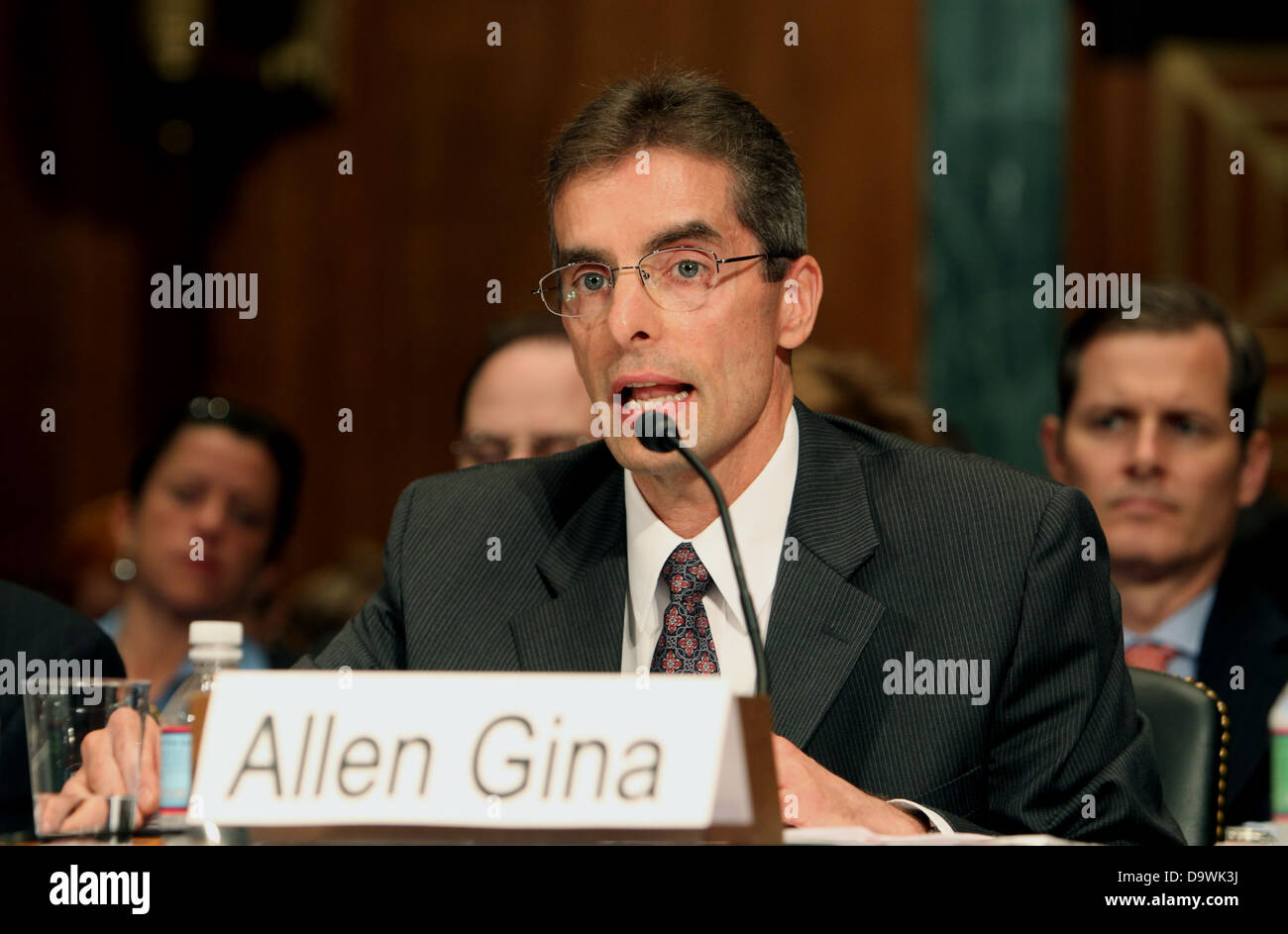 Questa immagine cattura Allen e Gina che testimoniano le operazioni della dogana e della protezione delle frontiere degli Stati Uniti nell'applicazione della droga. Foto Stock