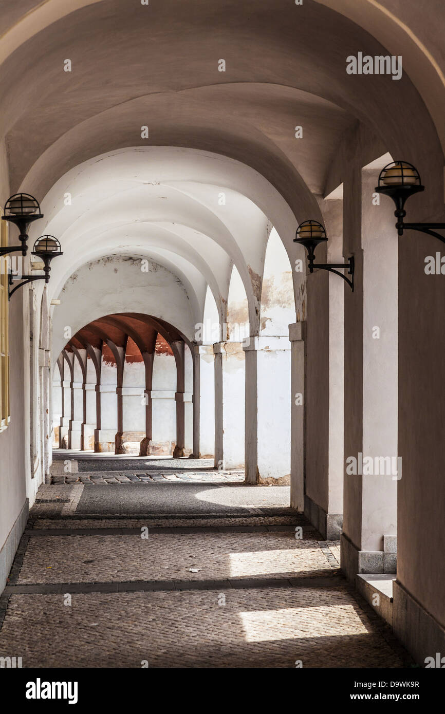 Una medioevale strada laterale arcuata nel Castello di Praga district, Repubblica Ceca. Foto Stock