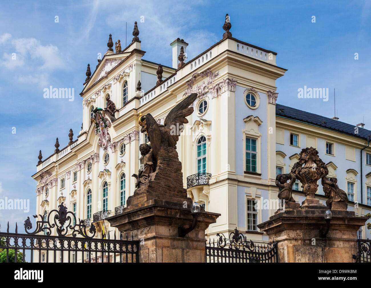 La facciata rococò facciata del palazzo arcivescovile preso dal primo castello (hrad) cortile in Praga. Foto Stock