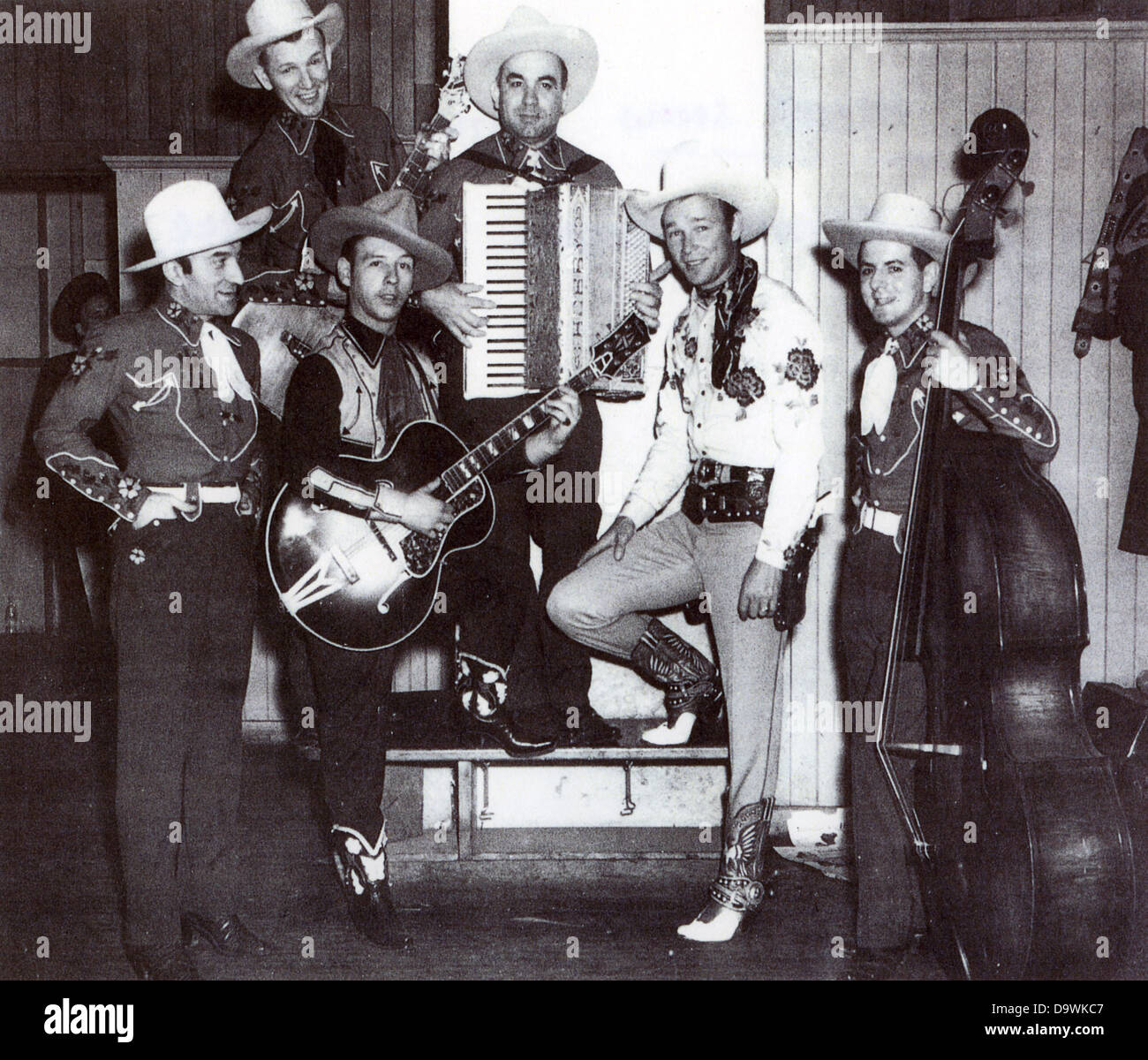 HANK SNOW (1914-1999) Candian-American Country Music musicista in piedi secondo da rivolta verso il film cowboy Roy Rogers in bianco Foto Stock