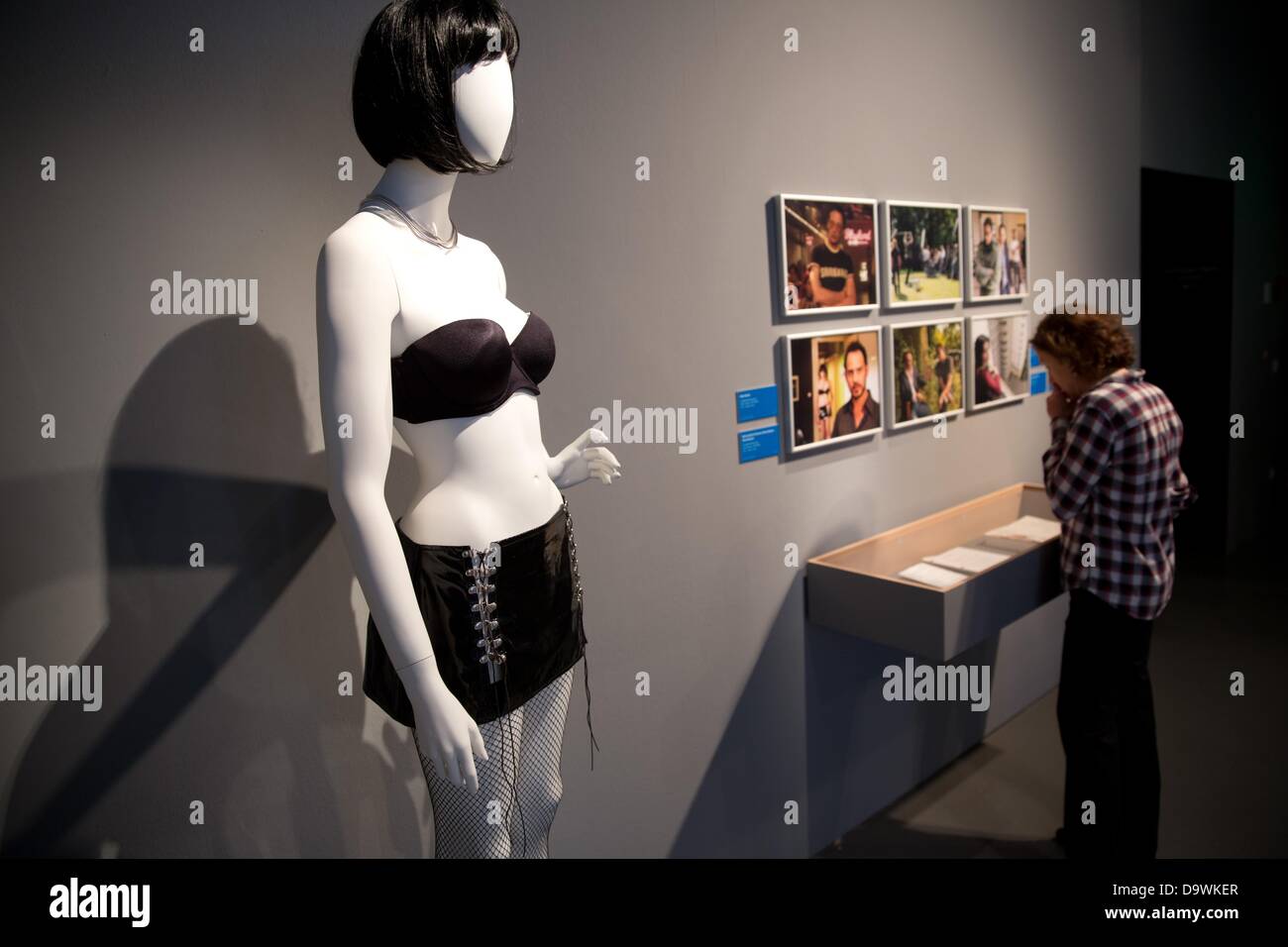 Una donna sta accanto a un costume indossato da Martina Gedeck nel film "atomizzato/le particelle elementari' sul display in "Bernd Eichinger - ...Alles Kino' (lit. Si tratta di tutto il Cinema) mostra presso il Museo fuer Film und Fernsehen (museo per Film e televisione) di Berlino, Germania, 27 giugno 2013. "Atomizzato/le particelle elementari" è stata prodotta da Eichinger. La mostra sarà aperta dal 28 giugno al 06 ottobre 2013. Un certo numero di Eichinger's awards, fotografie e film sarà sul display. Foto: Joerg Carstensen Foto Stock