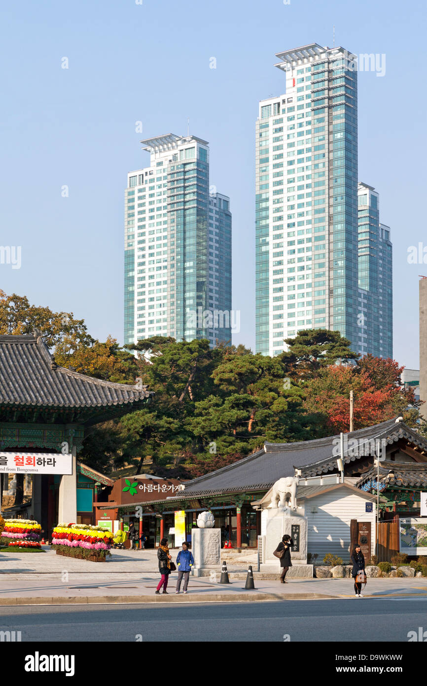 Tempio Bongeunsa giardini e architettura moderna nel quartiere di Gangnam di Seoul, Corea del Sud Foto Stock