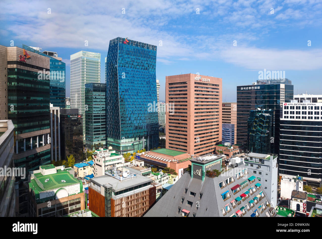 Architettura moderna nel quartiere alla moda di Myeong-dong di Seoul, Corea del Sud, Asia Foto Stock