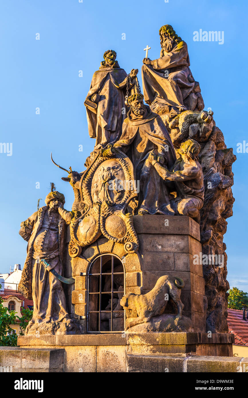 Statue di santi Giovanni di Matha, Felice de Valois e Ivan sul Ponte Carlo a Praga in inizio di mattina di sole. Foto Stock