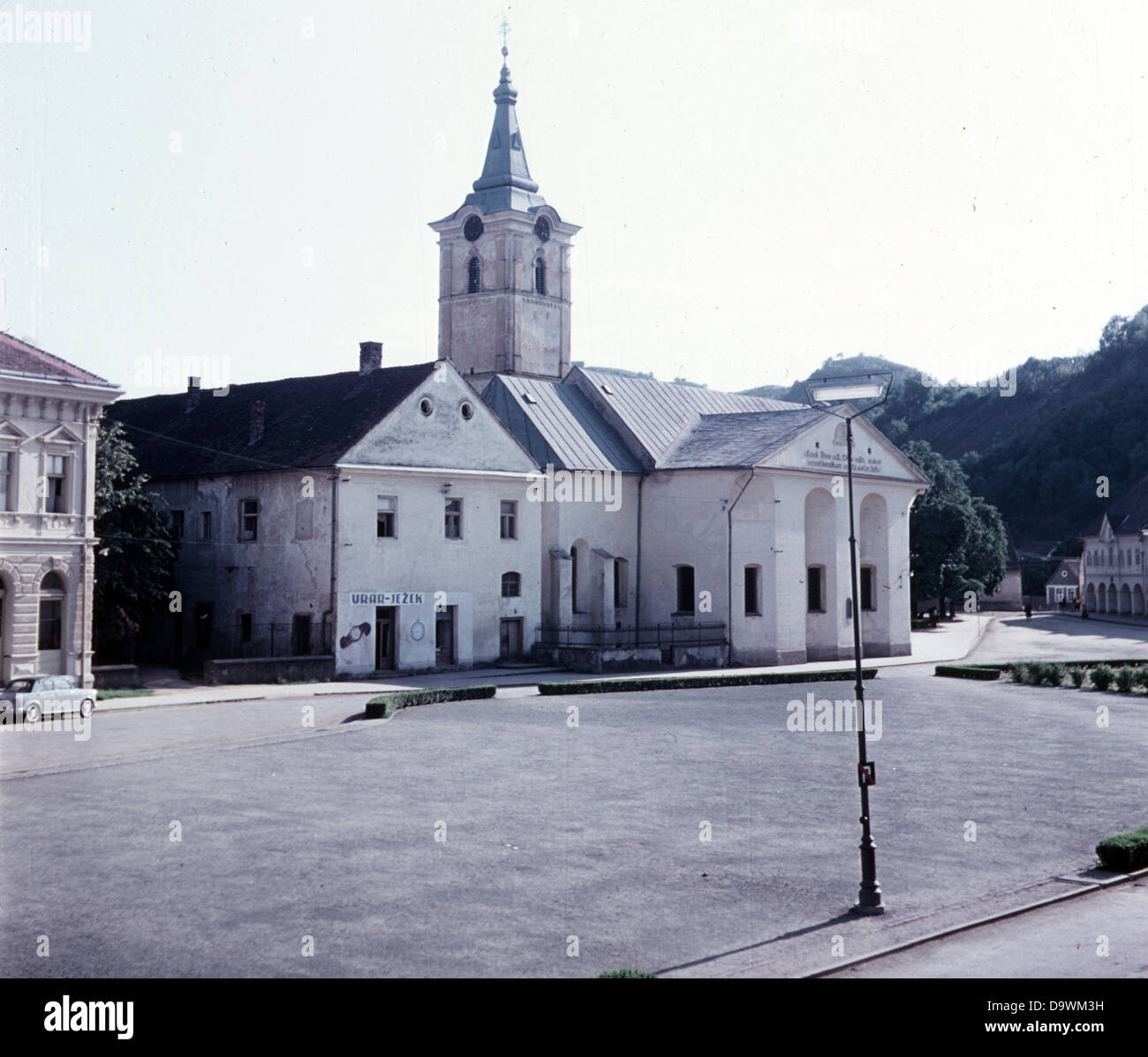 Città di Slavonska Pozega (Pozega) in Croazia, Iugoslavia.. Regione della Slavonia. Chiesa in rovina nel centro citta'. Foto Stock