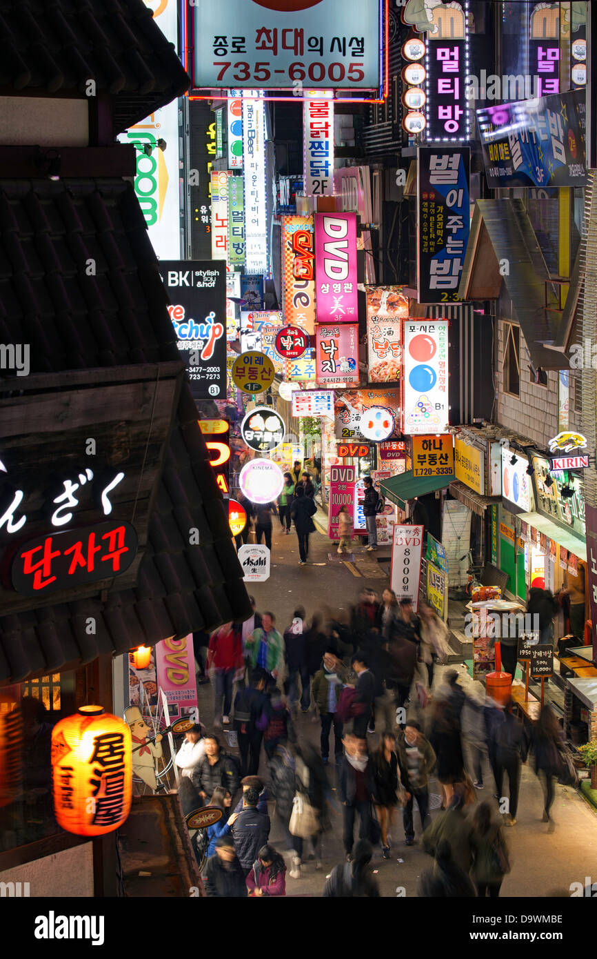 Luci al neon nel ristorante e dal quartiere degli intrattenimenti di Myeong-dong di Seoul, Corea del Sud, Asia Foto Stock