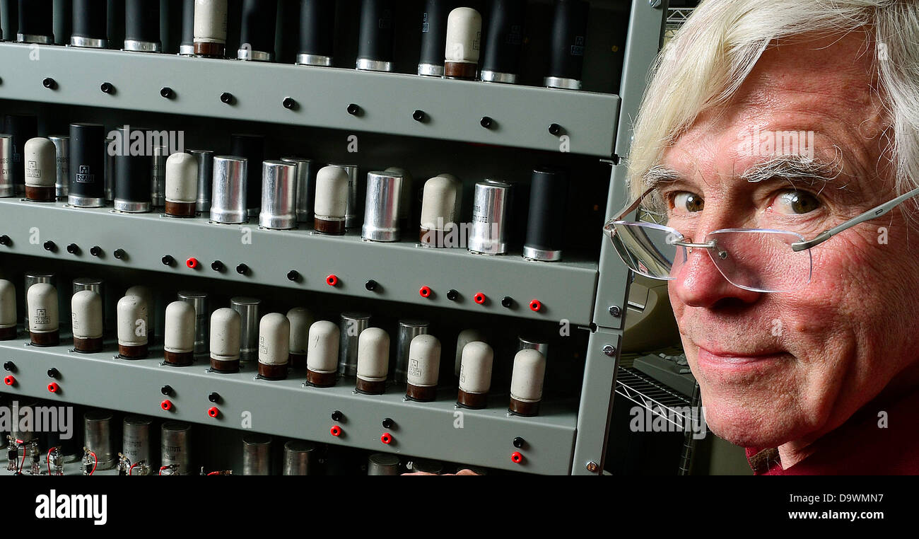 Bletchley Park, Regno Unito. Il 27 giugno, 2013. Nigel Bennee che sta lavorando su una nuova replica del computer EDSAC,( il primo al mondo pratico computer per scopi generali originariamente costruito all'Università di Cambridge), che è attualmente in fase di ri-creato presso il National Museum of Computing a Bletchley Park. Prima di parti di lavoro di ricostruzione EDSAC sono dimostrata alla celebrazione del centenario di Sir Maurice documento Wilkes, padre di British computing. Credito: John Robertson/Alamy Live News Foto Stock