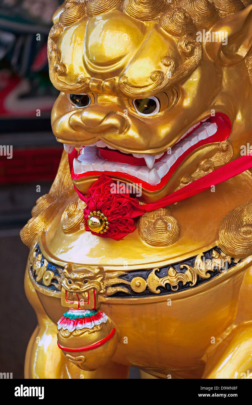 Dettaglio del tempio Cinese lion statua, Chinatown, Singapore, Sud-est asiatico Foto Stock