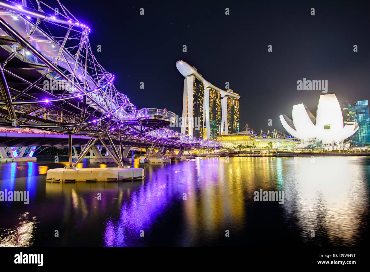 Il Sud Est asiatico, Singapore, Helix ponte che conduce attraverso il Marina Bay per il Marina Bay sands hotel e resort Foto Stock