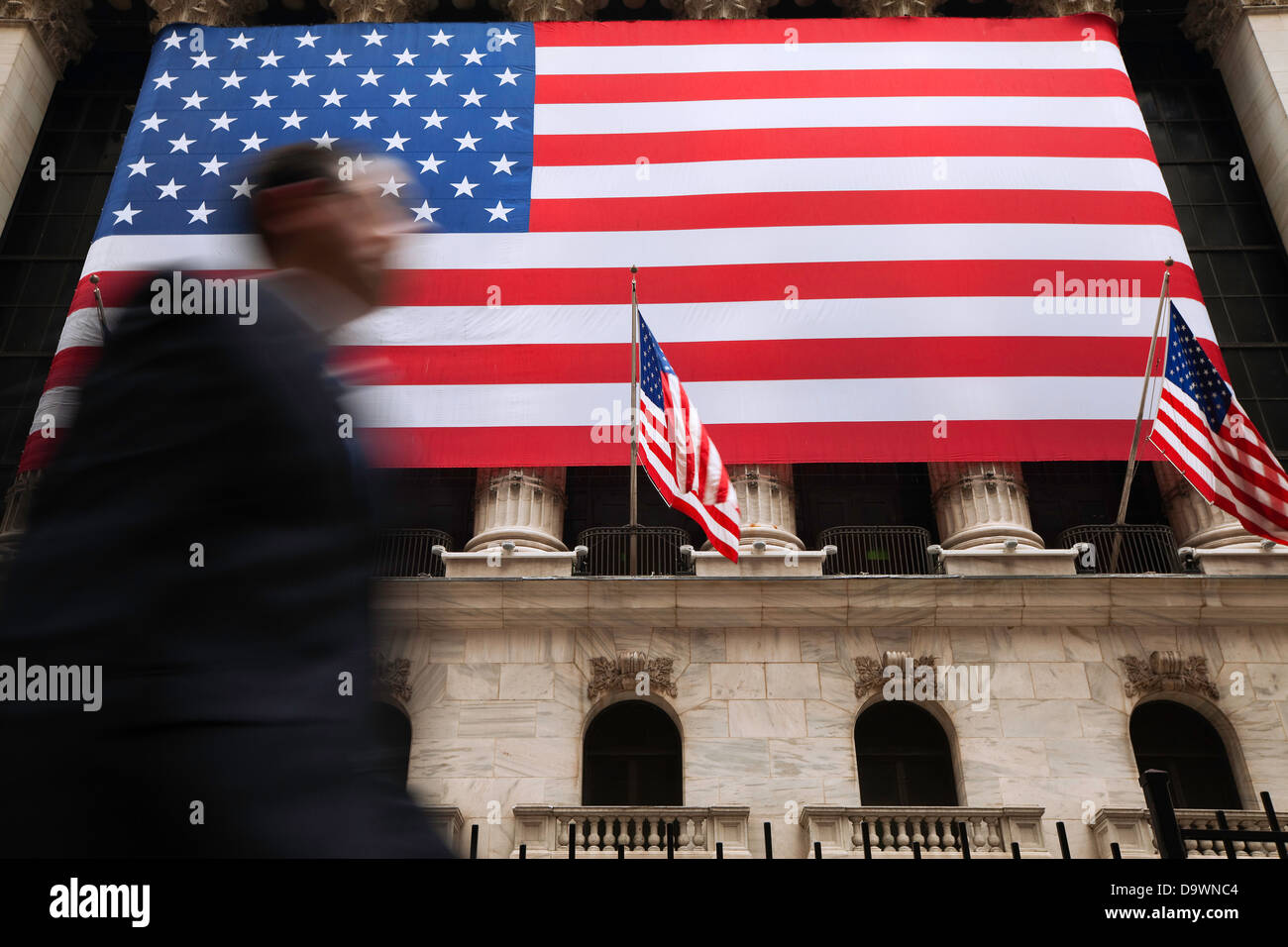 La città di New York Manhattan, noi le bandiere al di fuori del New York Stock Exchange, Wall Street Foto Stock
