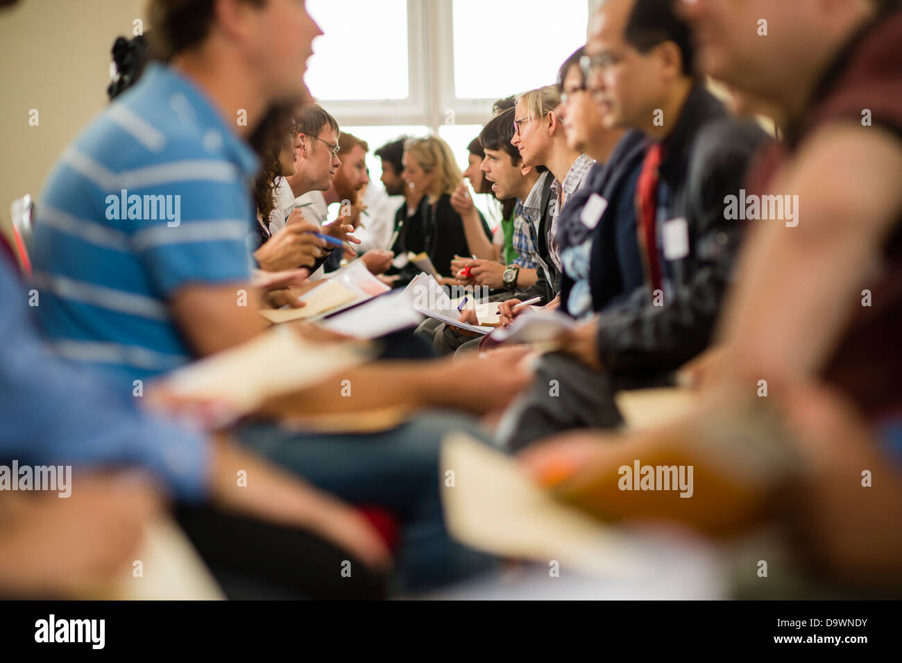 Giovani post dottorato di accademici in un 'speed networking' caso lo scambio di idee di ricerca con i colleghi, Gallese crogiolo 2013, REGNO UNITO Foto Stock