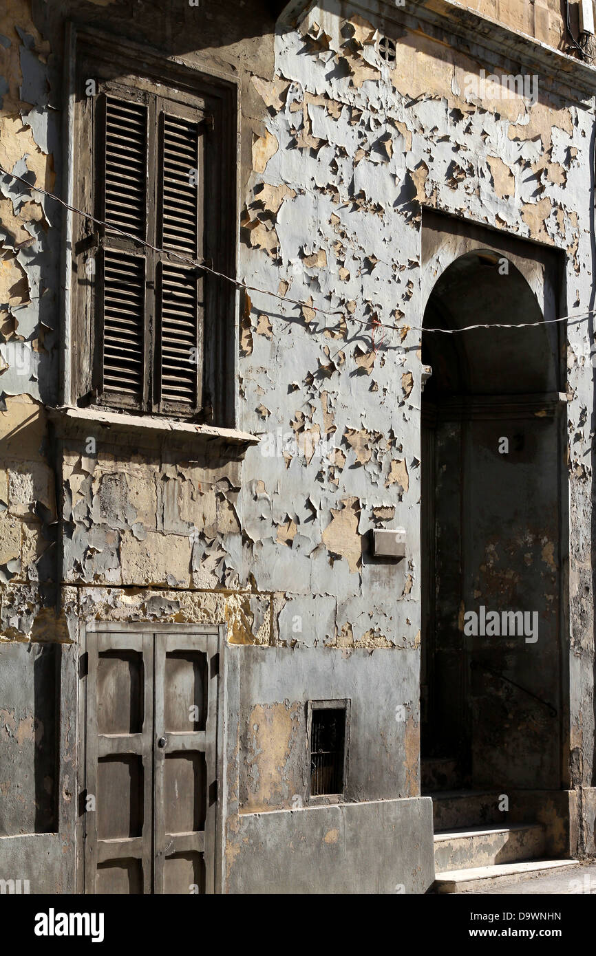 Una vecchia facciata con peeling paint Foto Stock