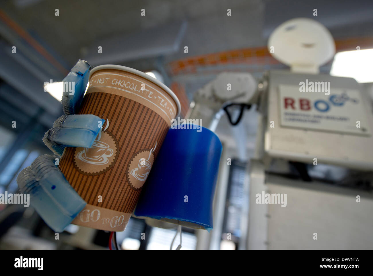 Robot 'Meka' fabbricato da 'Meka Robotics' detiene una tazza di caffè presso la Technische Universitaet (TU) di Berlino, Germania, 27 giugno 2013. Il 'Softhands' o 'RBO mano' sono state sviluppate dalla robotica e biologia (FR) Laboratorio di TU di Berlino. Foto: Nicolas Armer Foto Stock