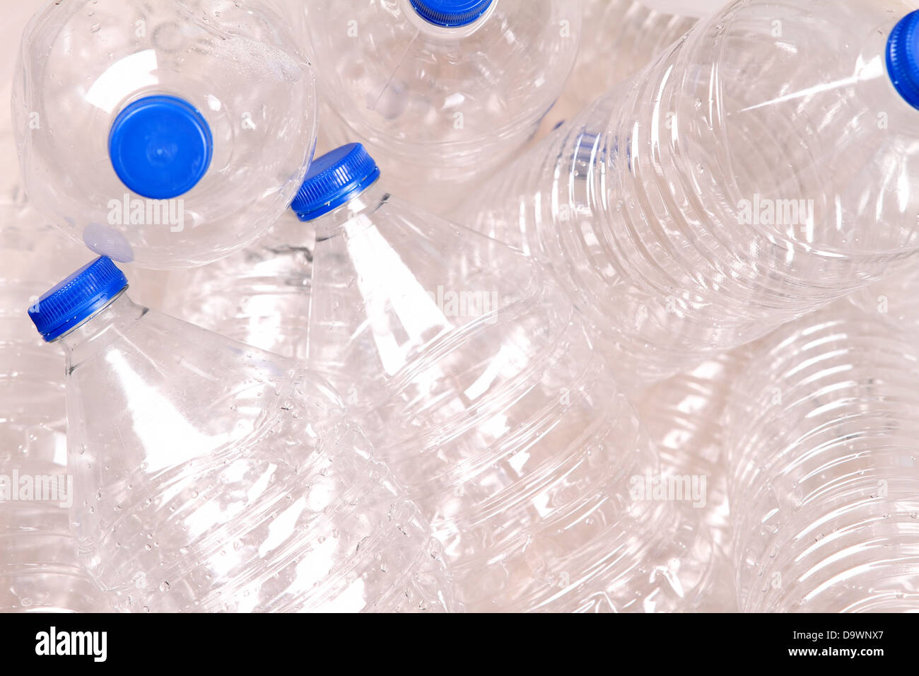 Bottiglie di acqua per il riciclo di sfondo Foto Stock