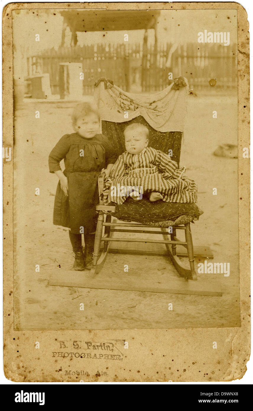 Questa fotografia raffigura Myrtle e Bertha Flurry provenienti da un archivio storico, che riflette la vita degli individui durante i primi anni del XX secolo. Fa parte del Mississippi Department of Archives and History. Foto Stock