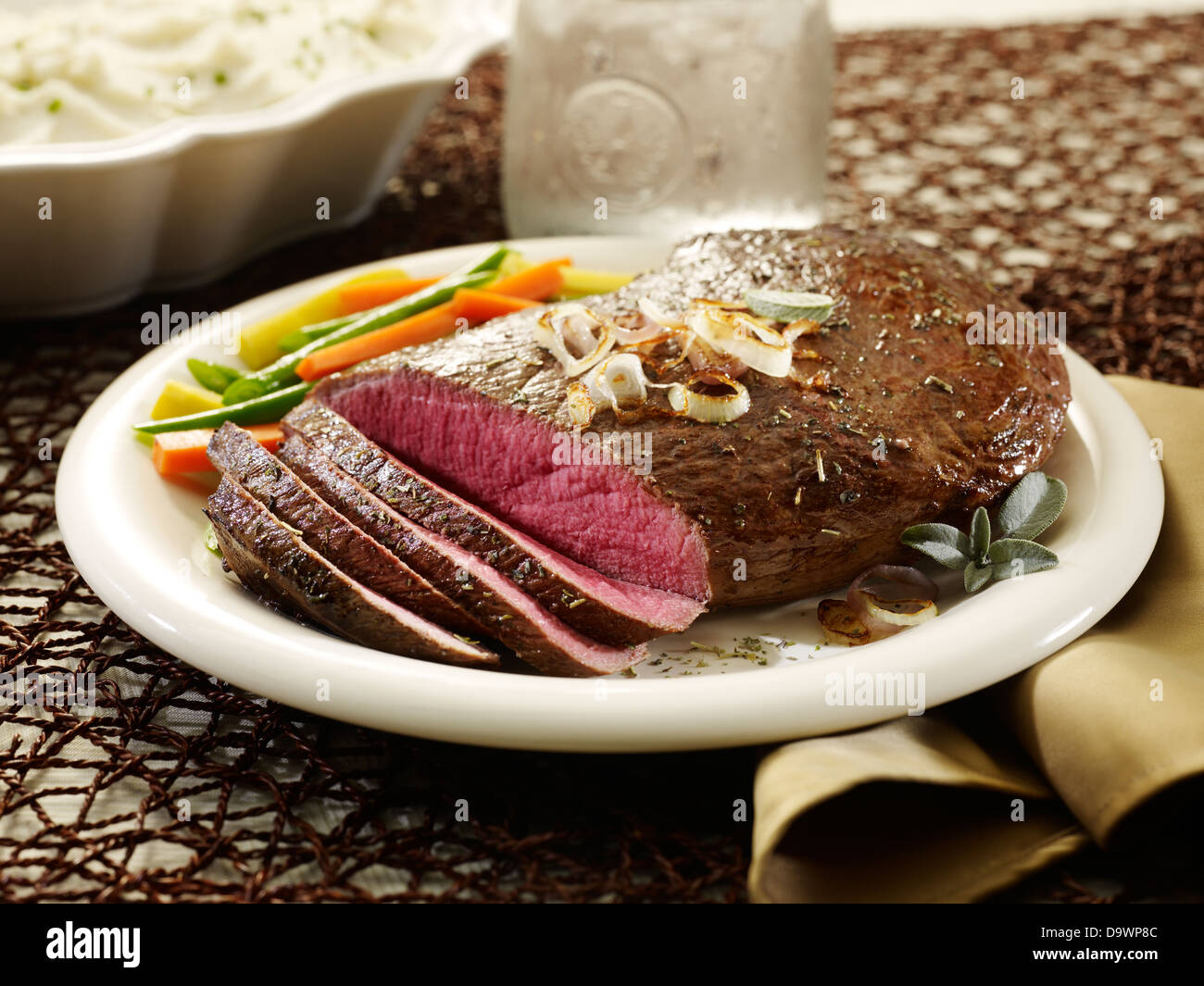 Punta di controfiletto arrosto tagliato Foto Stock