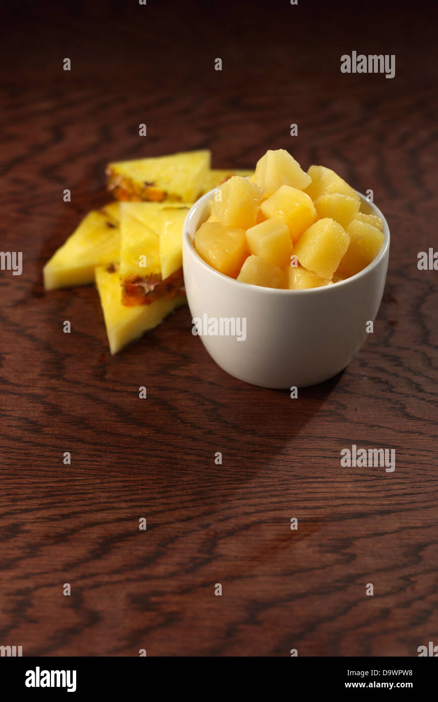 Ciotola di ananas fresco Foto Stock