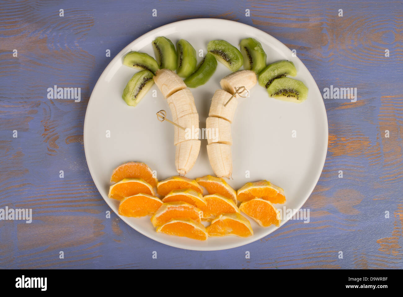 Piatto di frutta decorata in maniera attraente per i bambini Foto Stock