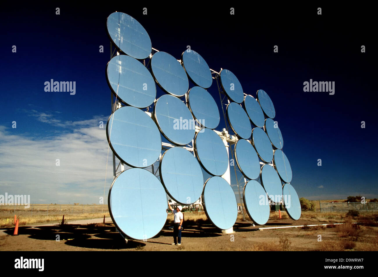 SAIC progettata e costruita heliostat solar power tower ai piedi delle colline a ottobre 23, 1998 in Golden, Colorado. Foto Stock