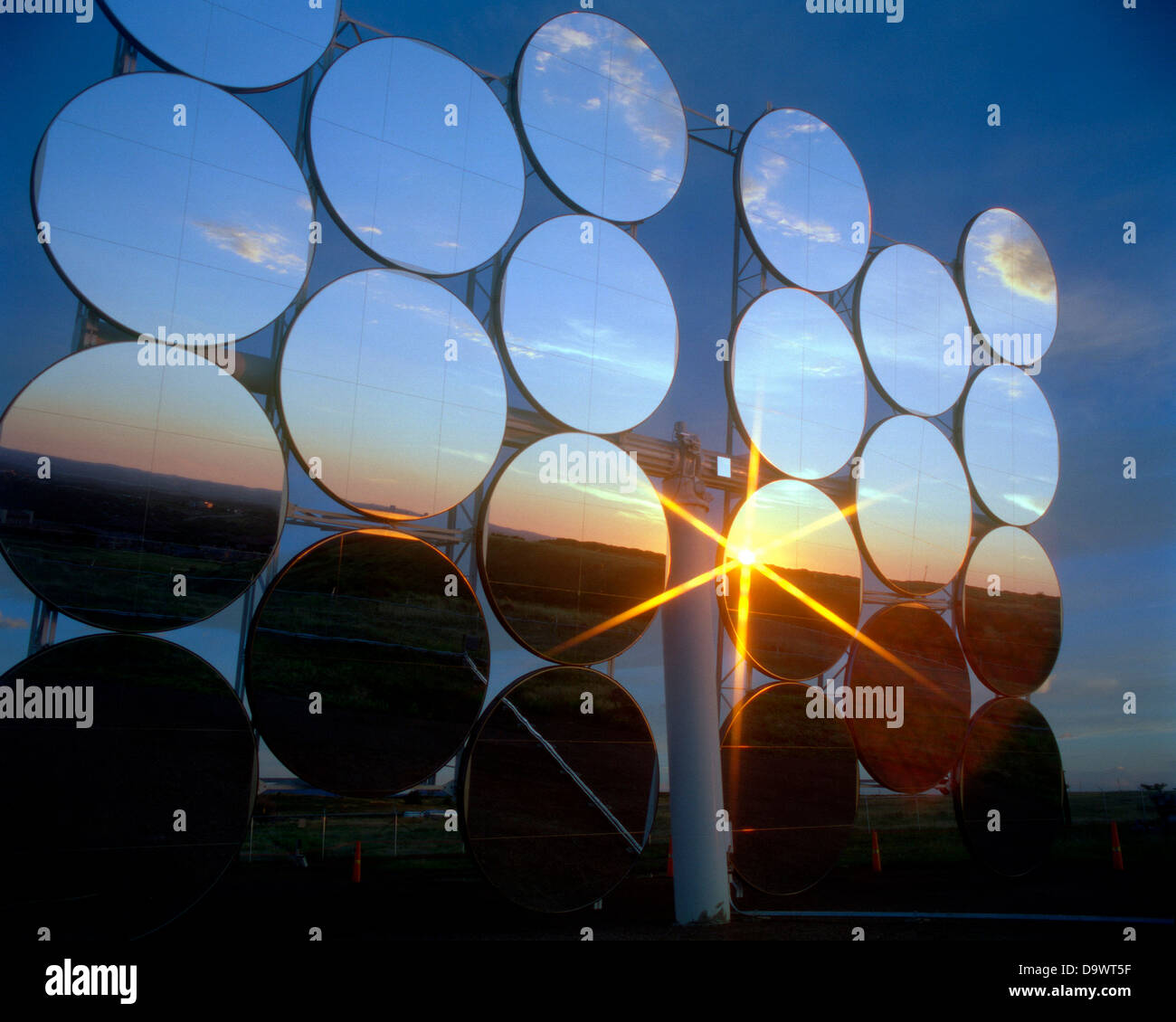 I tecnici lavorano sul SAIC progettata e costruita heliostat solar power tower nella fascia pedemontana Agosto 14, 1997 di Golden, Colorado. Foto Stock