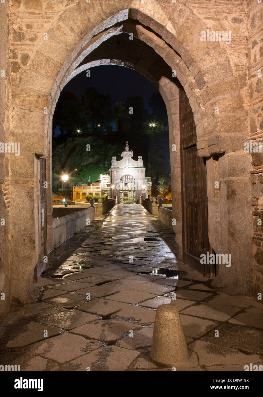 TOLEDO - Marzo 8: porta gotica della sposa Puente de Alcantara di notte il 8 marzo 2013 a Toledo, Spagna. Foto Stock