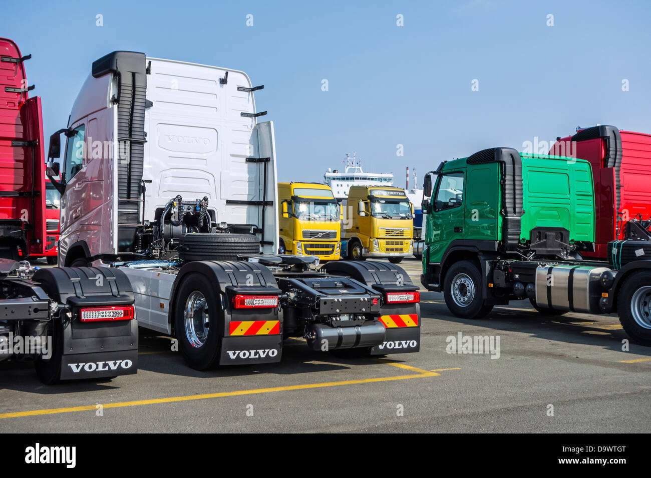 I carrelli da Volvo Trucks impianto di assemblaggio in attesa di essere caricati sui roll-on/roll-off / roro nave presso il porto di Ghent, Belgio Foto Stock