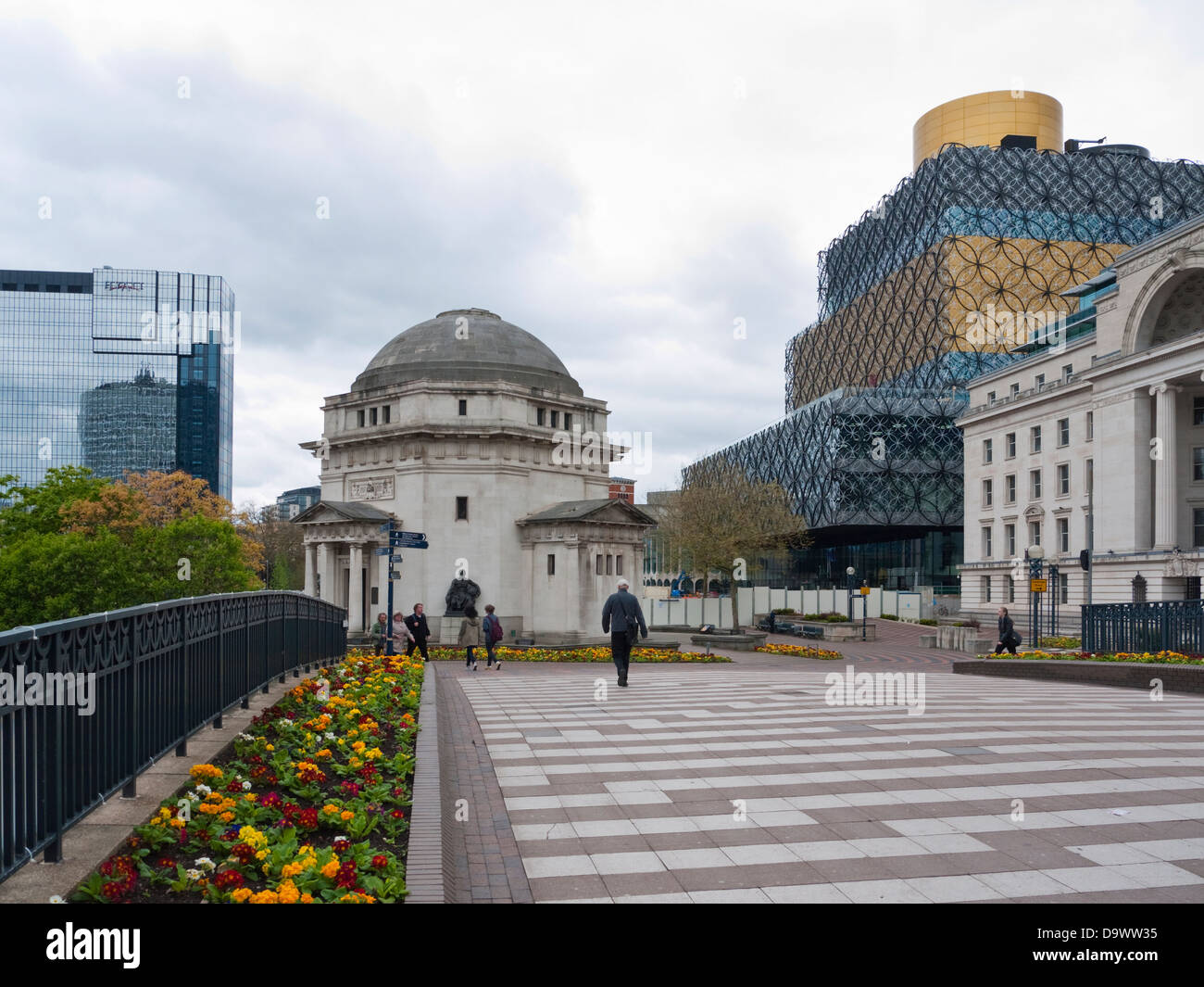 La nuova Biblioteca di Birmingham edificio su Centenary Square, Broad Street, Birmingham, insieme con la Sala della memoria & Hyatt hotel Foto Stock