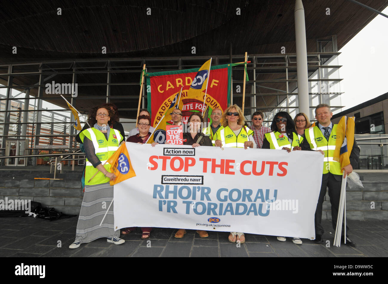 Cardiff - Regno Unito - 27 Giugno 2013 - Membri della Unione dei PC che protestano contro il governo taglia fuori il Senydd in Cardiff Bay oggi. Credito: Phil Rees/Alamy Live News Foto Stock