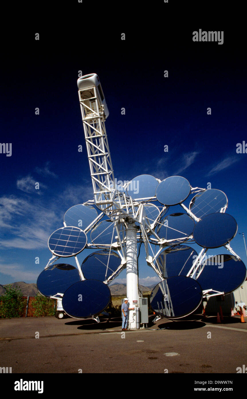 Stirling impianti a energia solare Solare motore piatto presso il centro stella Settembre 30, 1998 a Tempe, AZ. Il piatto produce elettricità utilizza specchi per concentrare la luce solare su un ricevitore termico. Il calore viene utilizzato per eseguire un Stirling motore termico, che aziona un generatore elettrico. Foto Stock