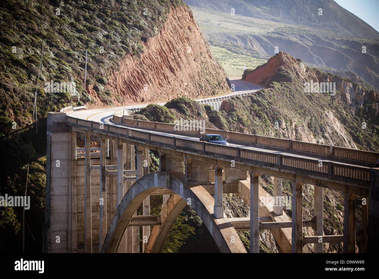 Una vista di Bixby Bridge all'Oceano Pacifico vicino a Big Sur, CALIFORNIA, STATI UNITI D'AMERICA Foto Stock