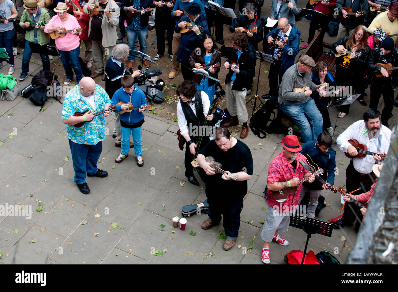 Messa busk al 2013 Ukulele Festival di Gran Bretagna Foto Stock