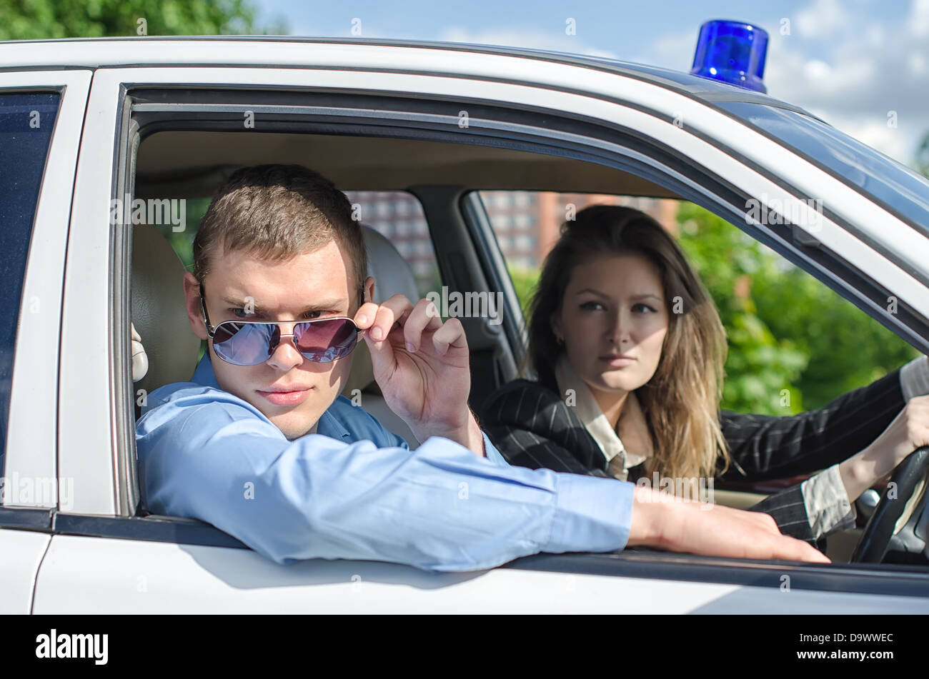 Due giovani detective la guida alla scena del crimine. Foto Stock