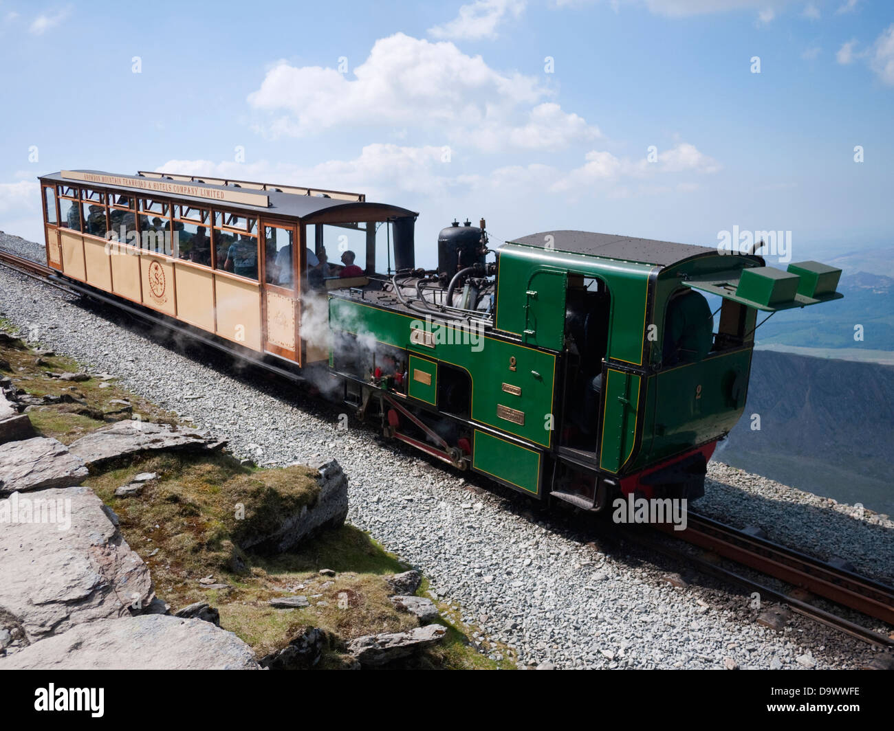 Snowdon Mountain patrimonio ferroviario trasporto e la locomotiva a vapore "Enid' sul finale di tirare per il vertice Foto Stock