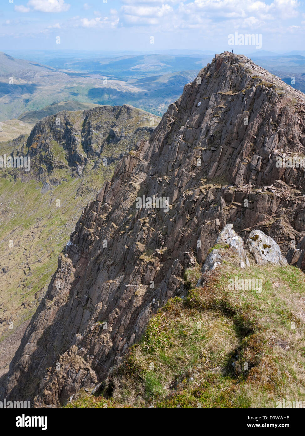 Il vertice di Y Lliwedd est, di picco di una montagna sulla Snowdon massiccio, facente parte della famosa passeggiata a ferro di cavallo Foto Stock
