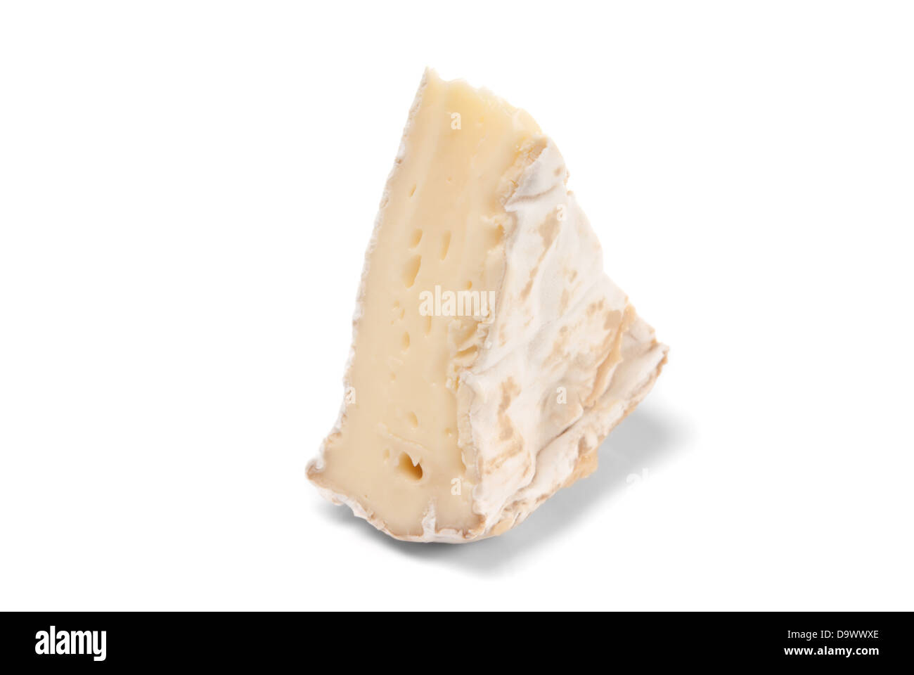 Cuneo di formaggio brie su sfondo bianco Foto Stock
