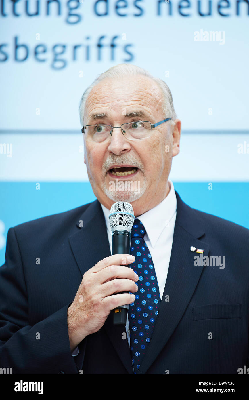 Berlino, Germania. Il 27 giugno, 2013. Daniel Bahr (FDP), il ministro federale tedesco della Salute, dà una conferenza stampa circa la consegna della relazione del gruppo consultivo di esperti per la revisione a lungo termine del bisogno di cure (Pflegebedürftigkeitsbegriffs) presso il Ministero della Salute a Berlino. / Immagine: Wolfgang Zöller (CSU), MdB commissionata dal governo federale per i pazienti, speaksto stampa. Credito: Reynaldo Chaib Paganelli/Alamy Live News Foto Stock