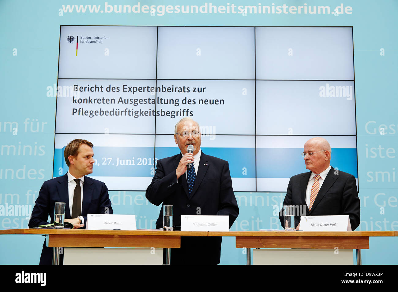 Berlino, Germania. Il 27 giugno, 2013. Daniel Bahr (FDP), il ministro federale tedesco della Salute, dà una conferenza stampa circa la consegna della relazione del gruppo consultivo di esperti per la revisione a lungo termine del bisogno di cure (Pflegebedürftigkeitsbegriffs) presso il Ministero della Salute a Berlino. / Immagine: consegna del rapporto del gruppo consultivo di esperti per la revisione a lungo termine del bisogno di cura di Daniel Bahr (FDP), il ministro federale tedesco della Salute. Credito: Reynaldo Chaib Paganelli/Alamy Live News Foto Stock