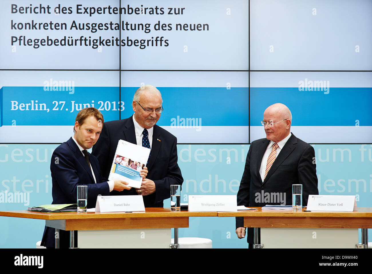 Berlino, Germania. Il 27 giugno, 2013. Daniel Bahr (FDP), il ministro federale tedesco della Salute, dà una conferenza stampa circa la consegna della relazione del gruppo consultivo di esperti per la revisione a lungo termine del bisogno di cure (Pflegebedürftigkeitsbegriffs) presso il Ministero della Salute a Berlino. / Immagine: consegna del rapporto del gruppo consultivo di esperti per la revisione a lungo termine del bisogno di cura di Daniel Bahr (FDP), il ministro federale tedesco della Salute. Credito: Reynaldo Chaib Paganelli/Alamy Live News Foto Stock