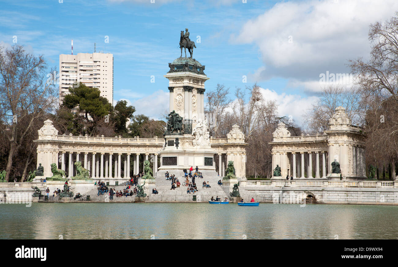 MADRID - 9 Marzo: Monumento di Alfonso XII del Parco del Buen Retiro Foto Stock