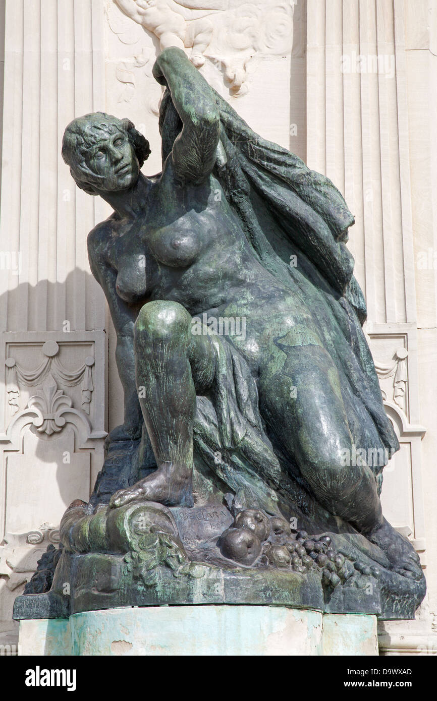 Madrid - Statua che si trova nella parte laterale del monumento di Alfonso XII del Parco del Buen Retiro Foto Stock