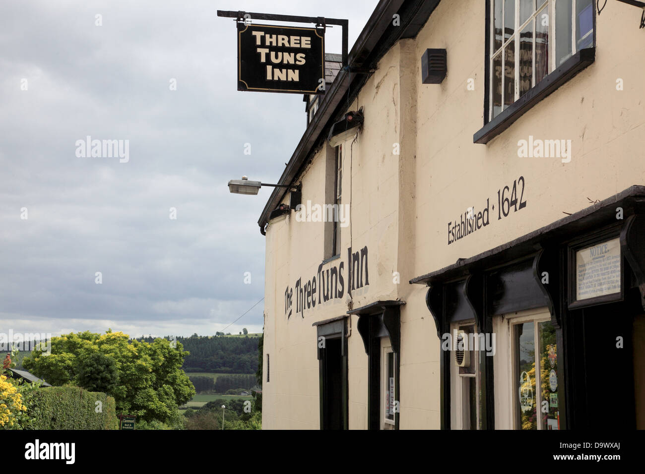 Il Three Tuns storico pub e birreria nel castello di Vescovi, una piccola e vivace cittadina nel sud rurale Shropshire Foto Stock