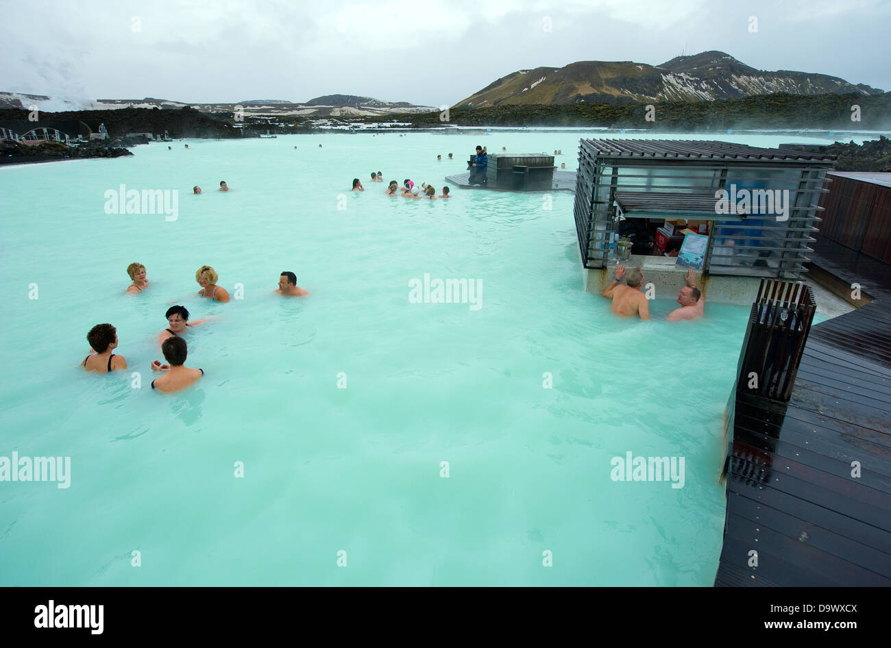 La gente la balneazione in laguna blu bagno geotermico resort in Islanda Foto Stock