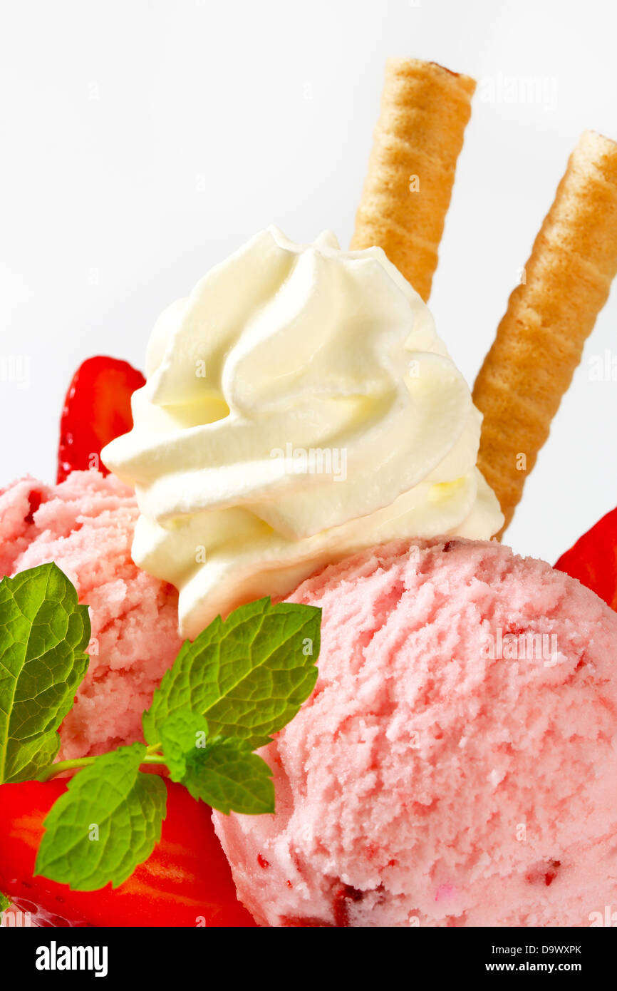 Gelato alla crema con fragole fresche e panna montata Foto Stock