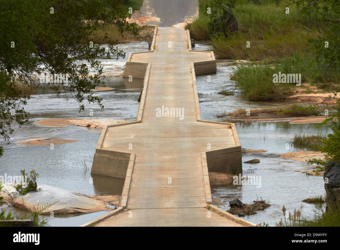 Ponte stradale attraverso Sabie River, Kruger National Park, Sud Africa Foto Stock
