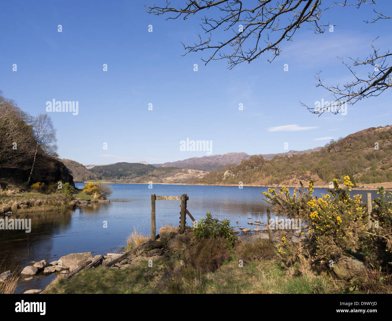 Llyn Dinas lago da Afon Glaslyn fiume di Nant Gwynant valle nelle colline del Parco Nazionale di Snowdonia, Gwynedd, Galles del Nord, Regno Unito Foto Stock