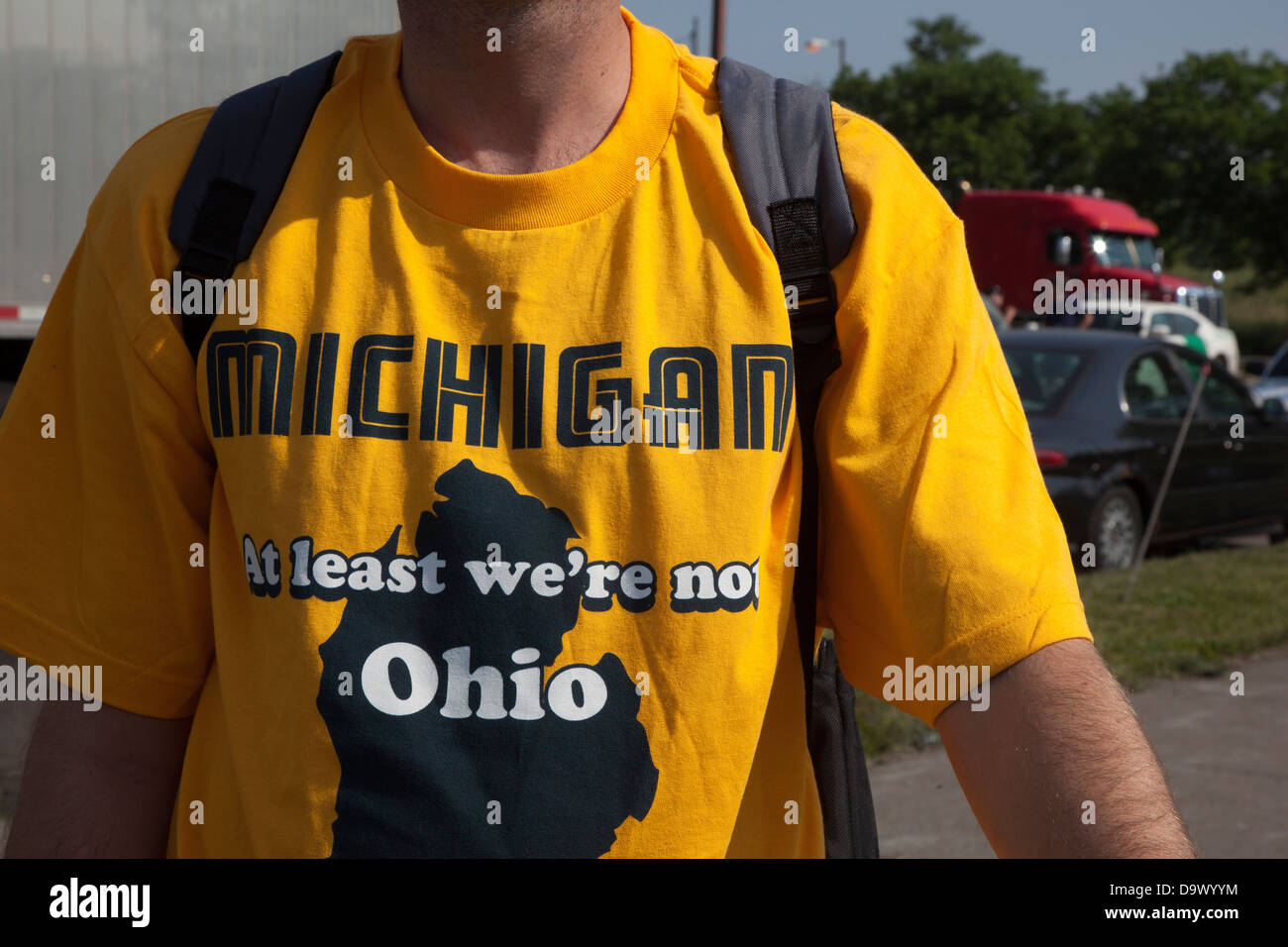 Detroit, Michigan - un uomo che indossa una maglietta con il messaggio: 'Michigan--almeno non siamo in Ohio.". Foto Stock